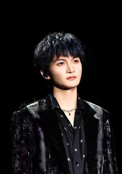 周深的个人资料,音域宽广的“百变歌者”与他的音乐旅程